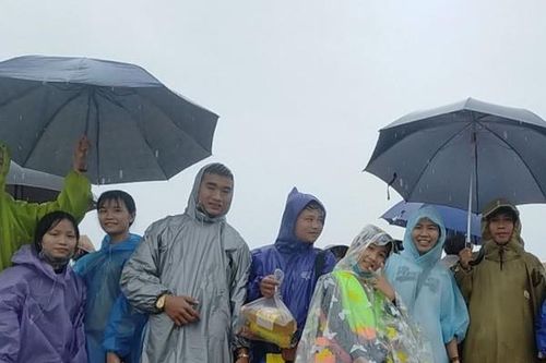 Quảng Nam: Người phụ nữ chia sẻ chỗ ở cho bà con đến trú ẩn, tránh bão số 9