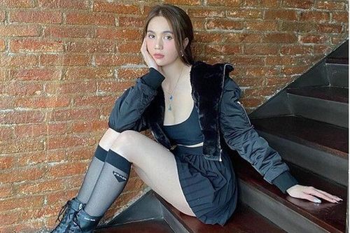 Mặc váy dài hơn gang tay, Ngọc Trinh sexy khoe giò trắng nõn