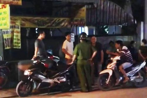 Giận vợ, chồng chốt cửa phòng cùng hai con rồi phóng hỏa
