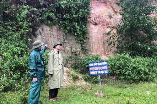 Mưa lớn, nguy cơ sạt lở, Hà Tĩnh sơ tán khẩn hàng nghìn người đến nơi an toàn