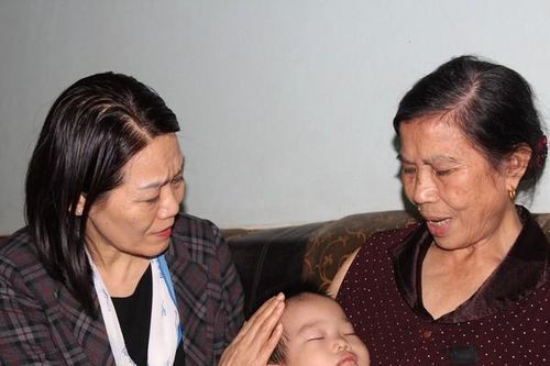 Lãnh đạo Hội LHPN Việt Nam thăm hỏi thân nhân liệt sĩ ở Nghệ An hy sinh khi tham gia cứu nạn