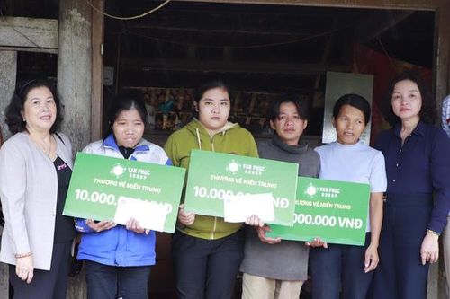 Thăm hỏi, động viên và hỗ trợ nhân dân vùng lũ Hà Tĩnh