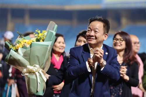 Bầu Hiển vui vẻ bên các cầu thủ dù Hà Nội FC không có niềm vui trọn vẹn