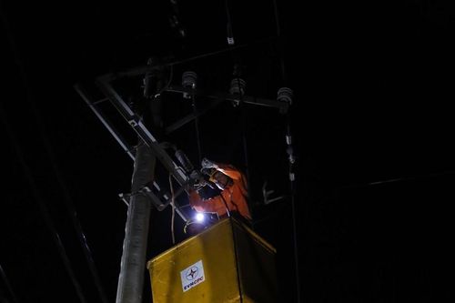 Huy động nhân lực, vật lực hỗ trợ miền Trung khôi phục lưới điện sau bão