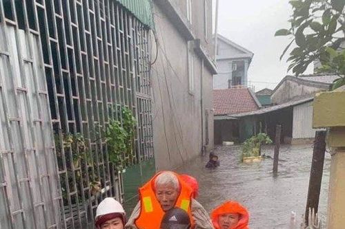 Bộ đội, công an Nghệ An ngâm mình trong nước cõng dân ra khỏi vùng lụt