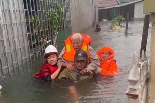 Thành phố Vinh huy động lực lượng giải cứu gần 200 người mắc kẹt trong nhà bị ngập sâu