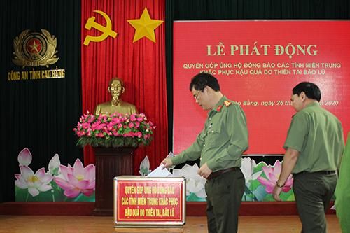 Công an Cao Bằng quyên góp ủng hộ nhân dân các tỉnh miền Trung