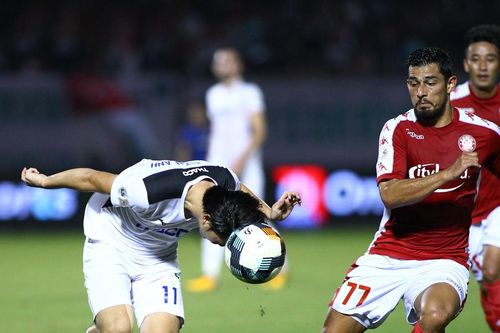 Tuấn Anh dùng đầu tranh chấp bóng với tuyển thủ Costa Rica