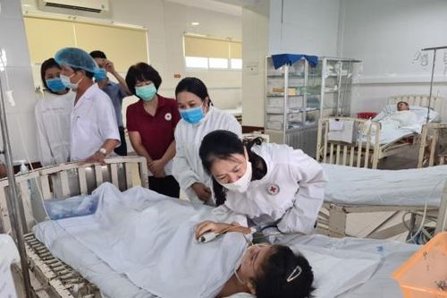 Hỗ trợ khẩn cấp phụ nữ và trẻ em gái vùng lũ