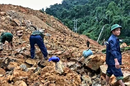 Rào Trăng 3: Người nhà bật khóc khi thấy hiện trường kinh hoàng