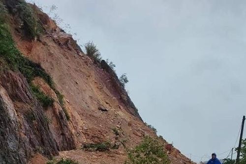 Tái sạt lở rú Nguộc ở Nghệ An, cấm phương tiện đi qua