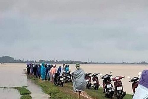 Đi thả lưới bắt cá cùng bố, con trai bị nước lũ cuốn