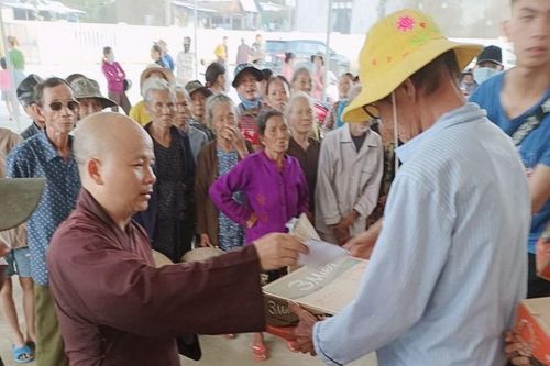 Các hoạt động từ thiện ủng hộ đồng bào miền Trung