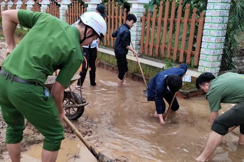 TT-Huế: Huy động tổng lực đoàn viên ra quân xử lý môi trường, giúp dân sau bão lũ