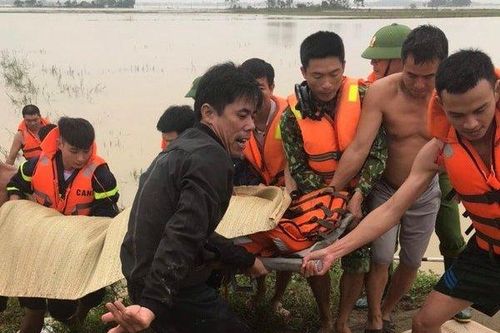 Xót xa tìm thấy thi thể nam sinh bị lũ cuốn trôi khi đi thả cá cùng bố