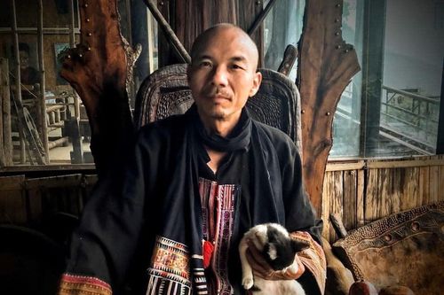 'Không nghĩ' về cách dùng cưa máy tạo hình mâm gỗ của họa sĩ Bùi Đức
