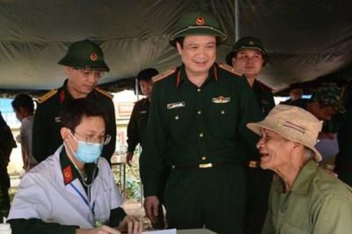 Nghĩa tình bộ đội quân y nơi vùng lũ