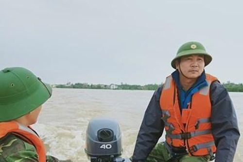 Vững tay lái xuồng giữa tâm lũ dữ