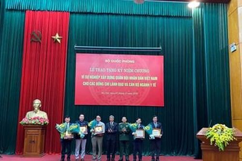 Bộ Quốc phòng trao Kỷ niệm chương 'Vì sự nghiệp xây dựng Quân đội nhân dân Việt Nam'