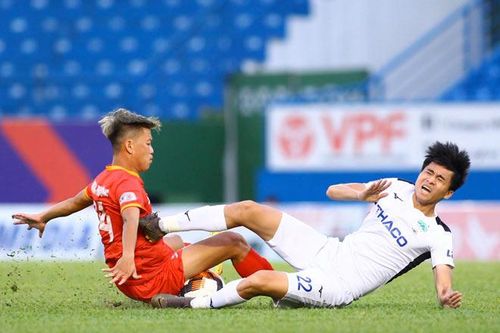B. Bình Dương thắng 3-2 HAGL tại sân nhà Gò Đậu
