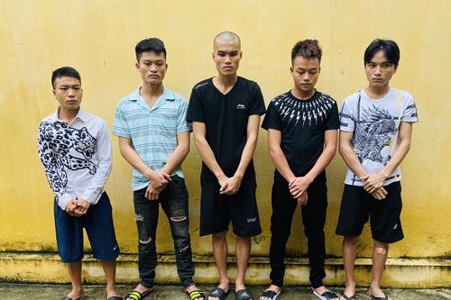 5 đối tượng dùng gậy đánh tài xế, cướp xe máy trên đường