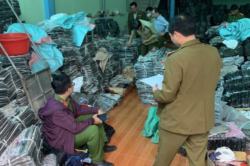 Hà Nội: Thu giữ hàng nghìn quần áo giả mạo nhãn của thương hiệu đã đăng ký bảo hộ