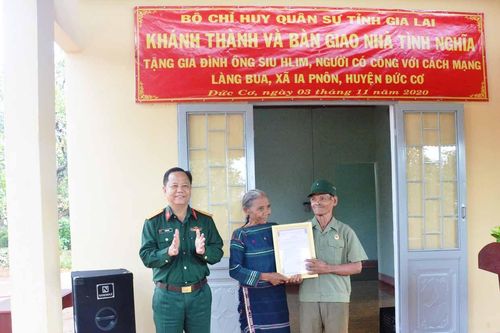 Bộ Chỉ huy Quân sự tỉnh Gia Lai trao nhà tình nghĩa cho gia đình có công