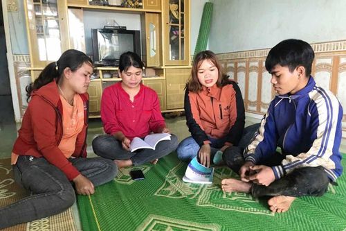 Phụ nữ Mang Yang nói không với tảo hôn