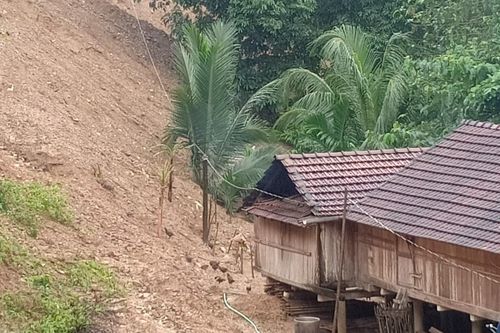 Quảng Ngãi: Di dời khẩn cấp 300 người dân vùng sạt lở núi