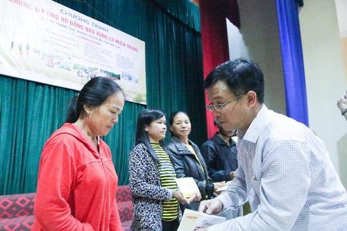 Báo Kinh tế & Đô thị trao 200 suất quà ủng hộ bà con vùng lũ Hà Tĩnh