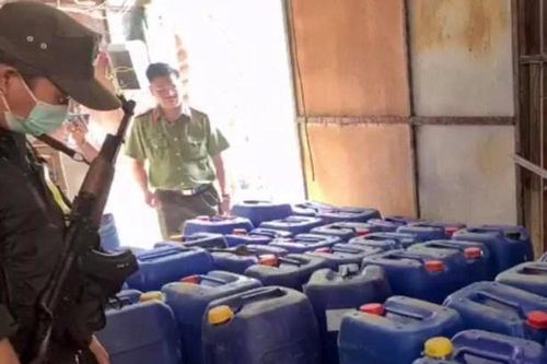 Đột nhập, phát hiện công ty sản xuất hàng nghìn chai nước rửa tay giả