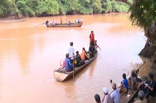 Chèo thuyền ra sông thả cá, 2 người đuối nước thương tâm