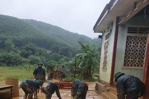 Bộ đội Biên phòng Nghệ An giúp dân sau lũ