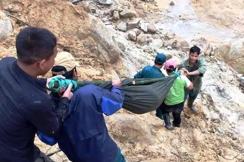 Quảng Nam: Vượt 20km đường đồi núi sạt lở, đưa thai phụ đi cấp cứu