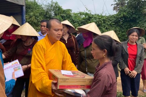 Nghệ An : Các chùa tặng quà vùng lũ, gia đình khó khăn