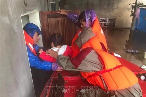 Những cán bộ cơ sở quên mình giúp dân trong mưa lũ