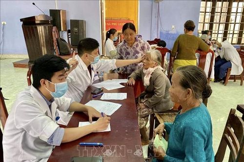 Khám, chữa bệnh, phát thuốc miễn phí cho người dân bị thiệt hại do bão lũ