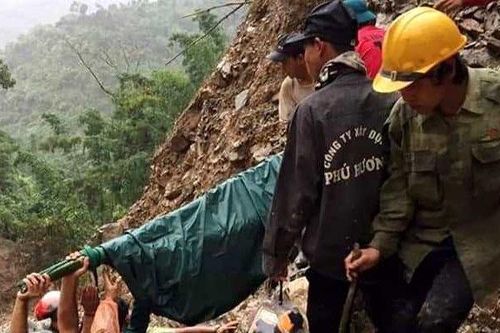 Người chồng khốn khổ sợ không có tiền trả viện phí cho vợ bị sảy thai