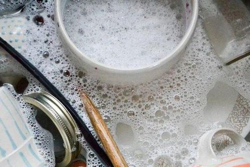 Bé 2 tuổi nhiễm trùng ruột vì thói quen rửa bát của mẹ