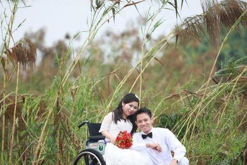 Soái ca 8X tiết lộ lý do 'nguyện làm đôi chân' cho người vợ khuyết tật