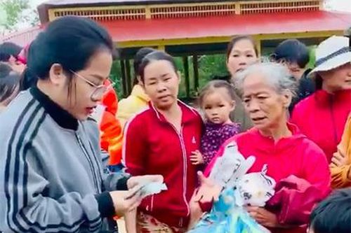 Sự thật đằng sau chuyện vợ giấu chồng rút 1,5 tỷ cứu trợ miền Trung