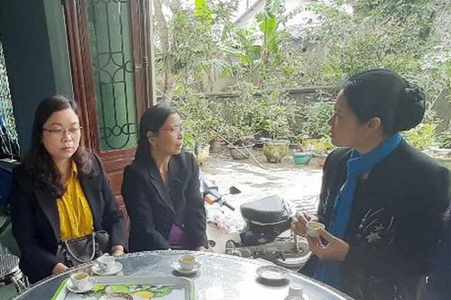 Chủ tịch Hội LHPN Việt Nam thăm hỏi thân nhân liệt sĩ, phụ nữ, trẻ em bị ảnh hưởng bởi bão lụt ở Thừa Thiên - Huế