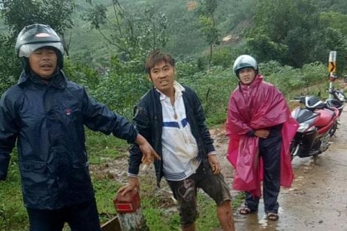Quảng Ngãi: Vượt rào cảnh báo sạt lở núi, nhiều người nghi bị vùi lấp
