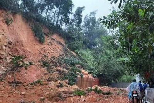 Hoàn lưu bão 12 khiến nhiều khu vực tại Quảng Nam bị ngập sâu, sạt lở