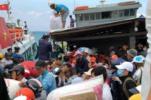 Hàng trăm tấn hành tím có nguy cơ hư hỏng vì biển động