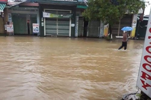 Nước lũ dâng cao, nhiều nơi ở Quảng Ngãi bị ngập sâu