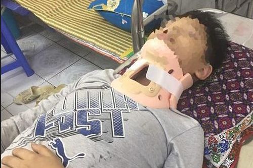 Một học sinh tiểu học bị đánh chấn thương đốt sống cổ