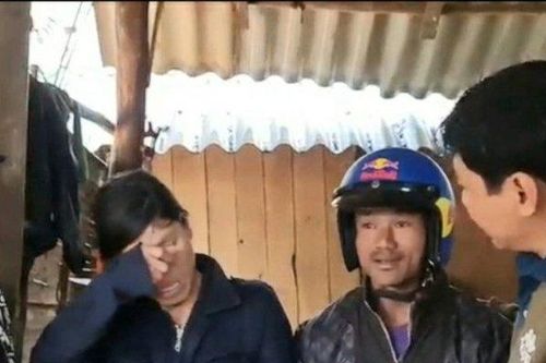 Vợ chồng nghèo rớm nước mắt nhận quà từ thiện của đồng bào phương xa