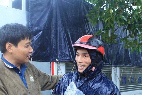 Về tận vùng lũ mới thấy: Nhiệt thành như những người 'làm dâu trăm họ'