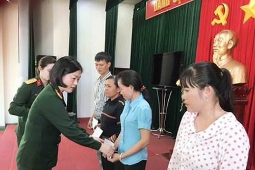 Ban Phụ nữ Quân đội thăm và tặng quà cho hội viên Phụ nữ của Binh đoàn 15